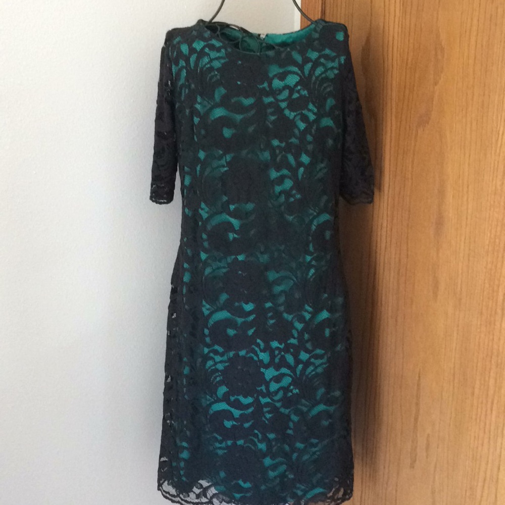 Short Sleeve Black & Green Lace Dress Size 10